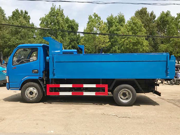 東風小霸王密封自卸式垃圾車