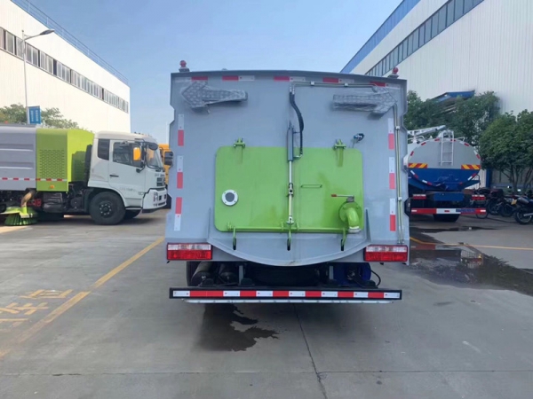 東風(fēng)大多利卡掃路車（2.5方水罐5方塵罐）