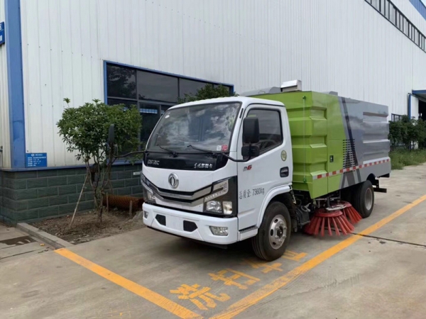 東風小多利卡掃路車（1.5方水罐，4方塵罐）
