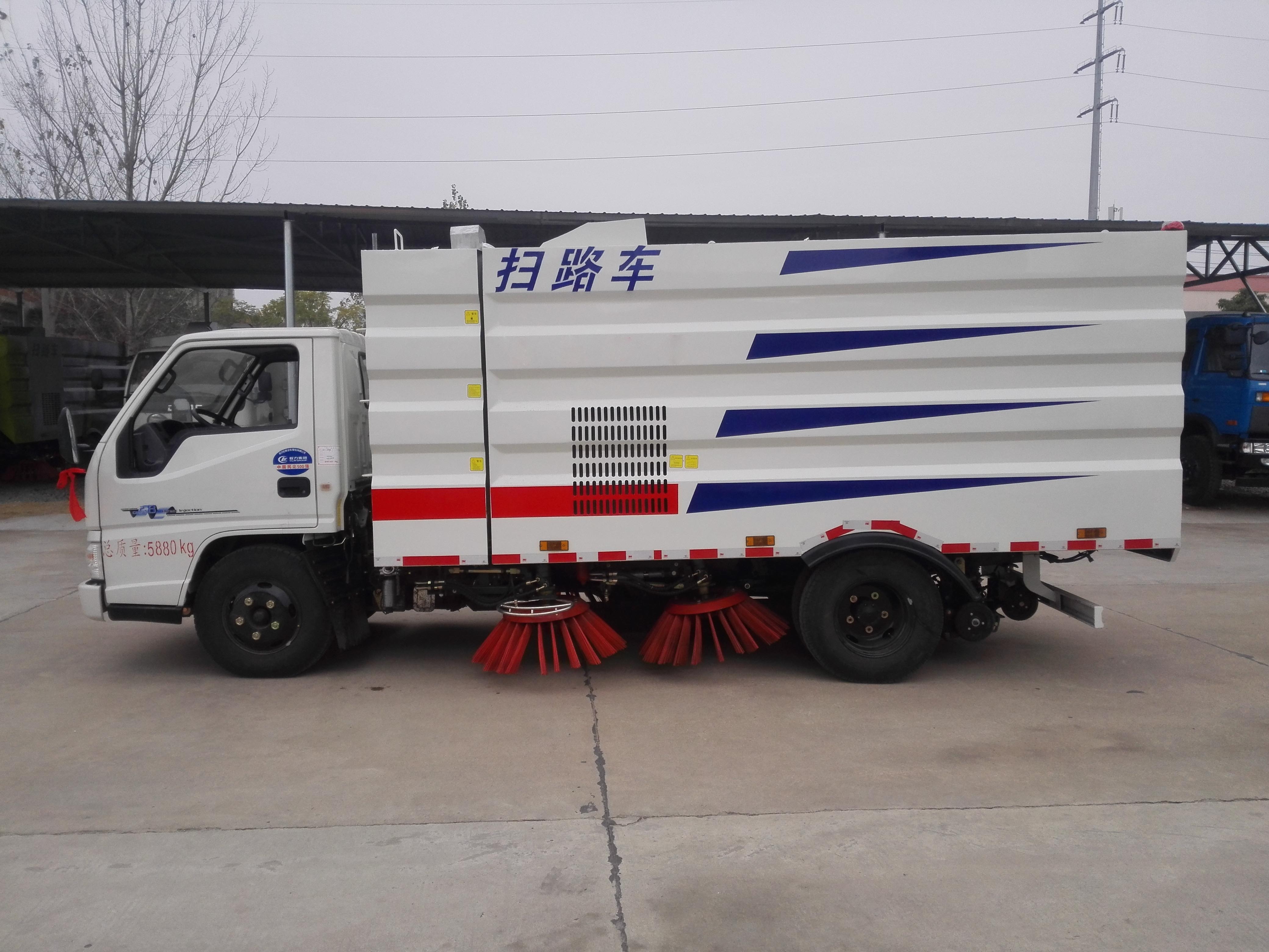 江鈴掃路車（1.5方水罐，4方塵罐）