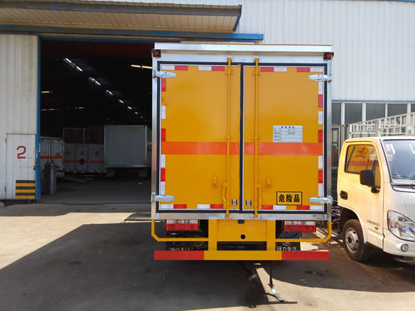 多利卡4.1米（3.4噸）液體廂式車(chē)