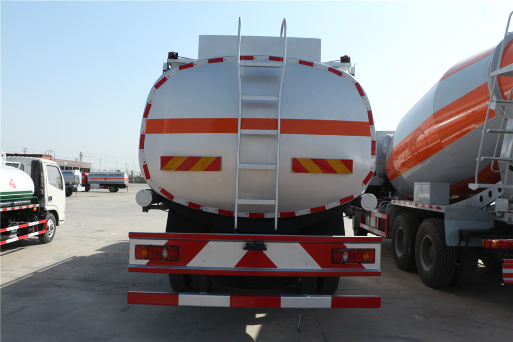 東風(fēng)天錦小三軸20方運(yùn)油車