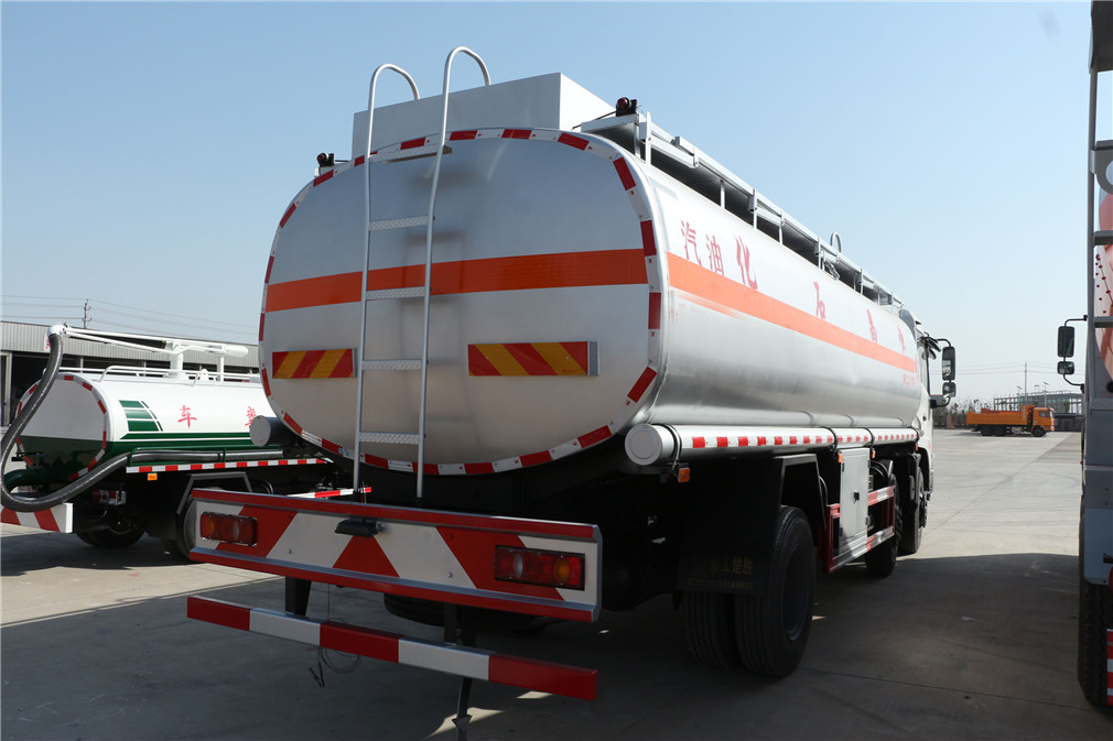 東風(fēng)天錦小三軸20方運(yùn)油車