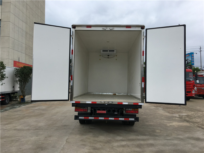 大運(yùn)排半 3.75米冷藏車(chē)