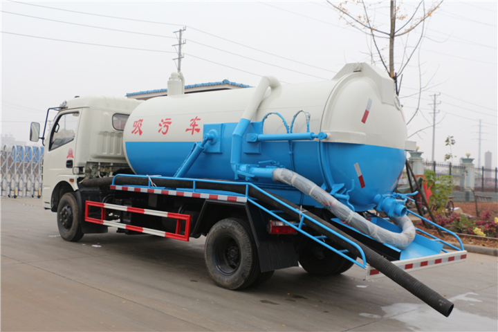 東風(fēng)多利卡5方吸污車