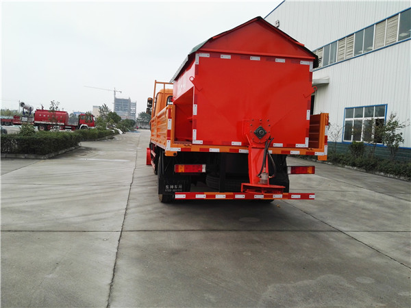 可上戶(hù)東風(fēng)145多功能除雪車(chē)