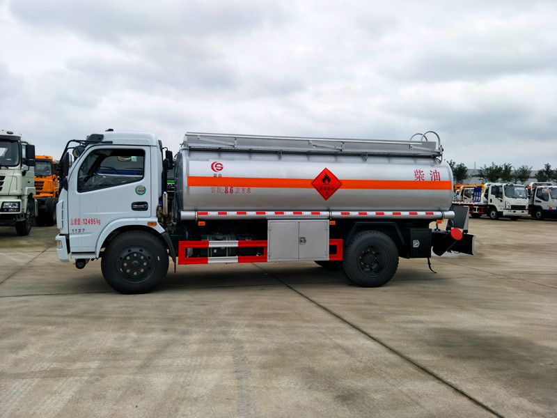  東風多利卡8-10噸加油車