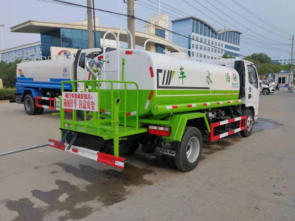 東風多利卡5噸灑水車