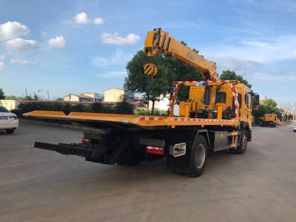 東風(fēng)D9帶吊平板清障車