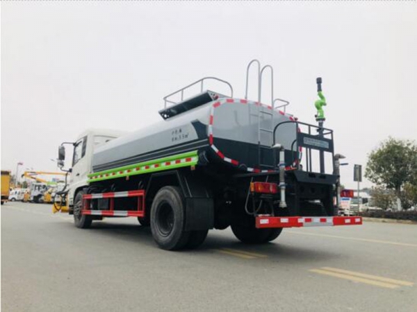 東風(fēng)天錦護(hù)欄清洗車