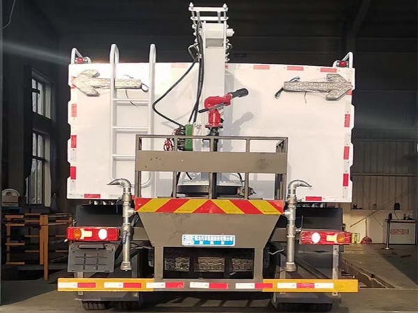 東風四驅光伏板清洗車,8方水罐