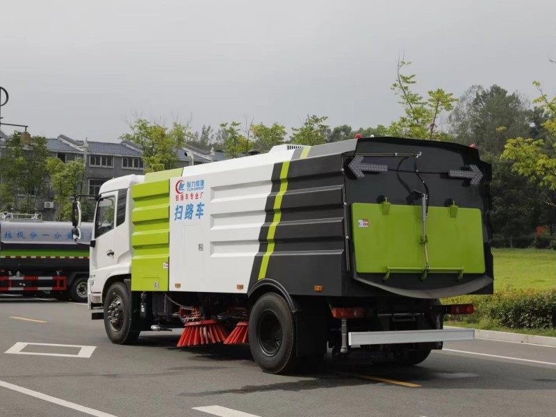 東風天錦掃路車(4方水罐8方塵罐)