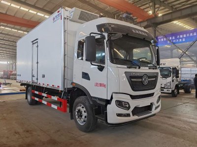 東風天錦6.8米貨箱冷藏車，后部加裝液壓尾板超實惠